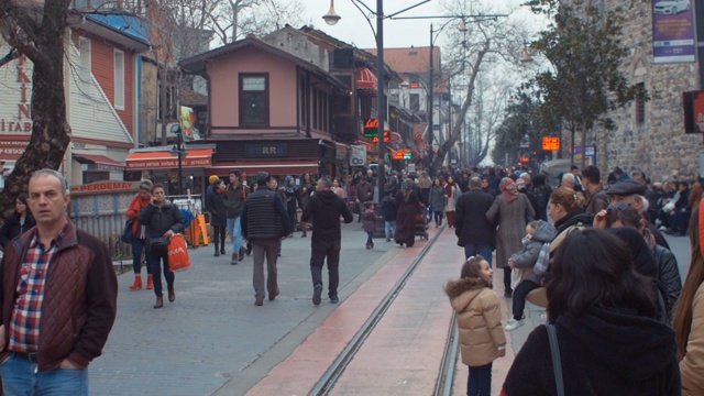 土耳其的日常街头生活场景。在布尔萨市的Cumhuriyet Caddesi购物区偶遇的人视频素材