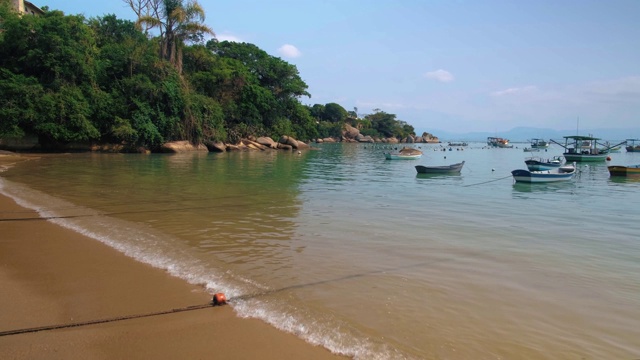 海湾里的小船五彩缤纷视频素材