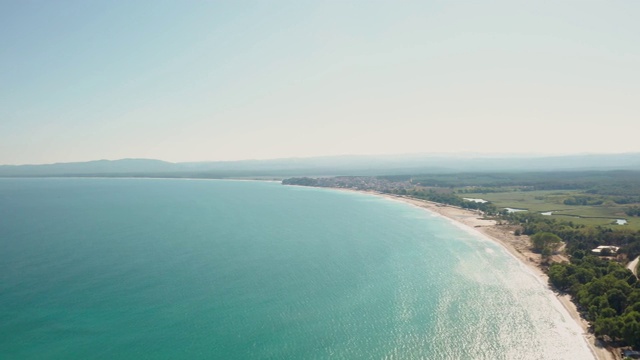 海滩和森林在一个美丽的夏日靠近海边视频下载