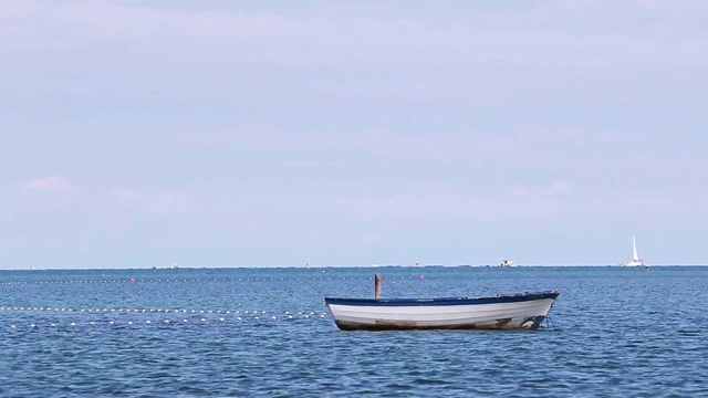 蓝色的海面上有平静的亚得里亚海和一艘小船视频下载