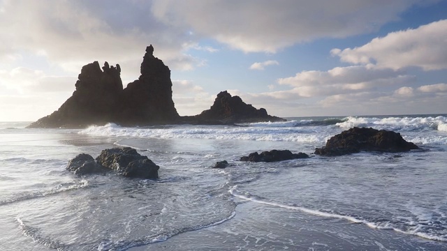 海浪冲击特内里费岛海岸，加那利群岛贝尼霍海滩的岩石海岸线。视频素材