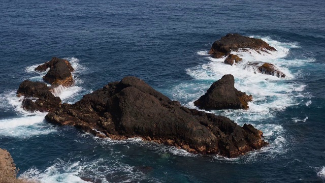 海浪冲击特内里费岛海岸，加那利群岛法哈纳海滩的岩石海岸线。视频素材