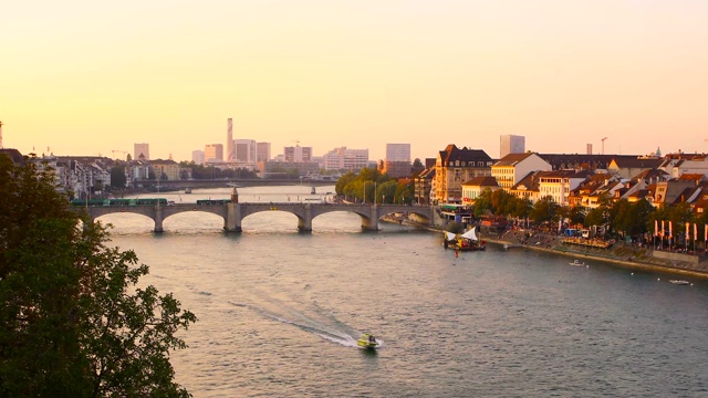 巴塞尔城市全景，夕阳，莱茵河上的水上交通，桥上的城市交通，夏天的瑞士。视频素材