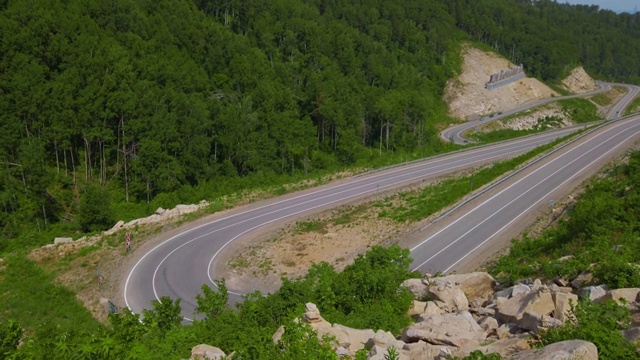 山间蜿蜒的道路视频素材