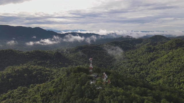 鸟瞰图，美丽的全景景观，日出在山顶与雾和温暖的光在信号中继站杆子日出，通信技术概念。湄慕兰邦，泰国。视频素材