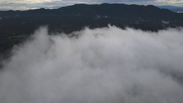 鸟瞰图，美丽的全景景观，日出在山顶与雾和温暖的光在信号中继站杆子日出，通信技术概念。湄慕兰邦，泰国。视频素材