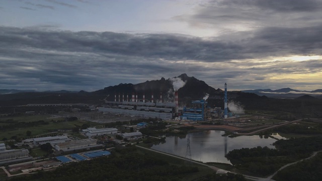 鸟瞰图，大面积燃煤电厂全景图美丽的早晨日出天空，湄莫，南邦省，泰国。视频素材