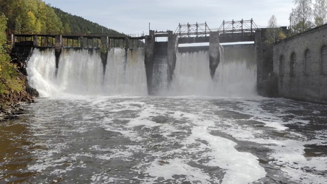 河上有个水坝，保持河口的水位视频素材