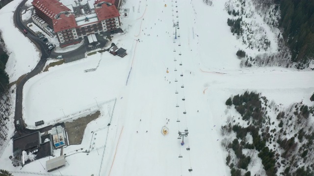 供滑雪坡上的滑雪缆车鸟瞰图。视频素材