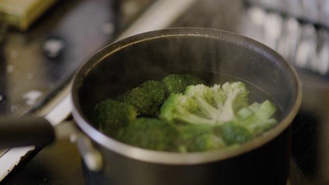 用锅煮花椰菜视频素材