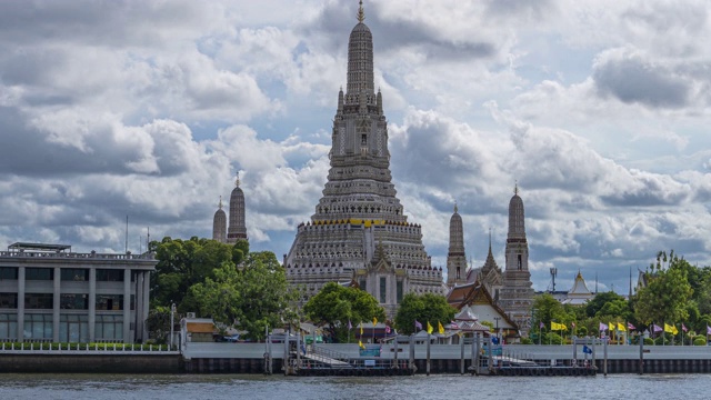 4K时间流逝，Wat arun，湄南河和市中心的船只交通，曼谷市湄南河的主要河流。视频素材