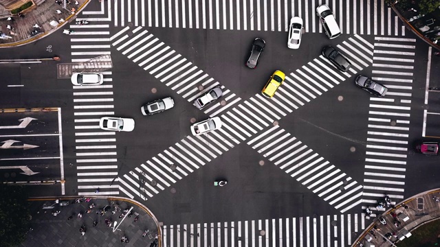 T/L无人机视角的城市街道十字路口视频素材