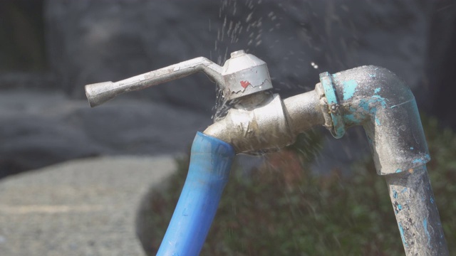 水龙头连接的软管漏水视频素材