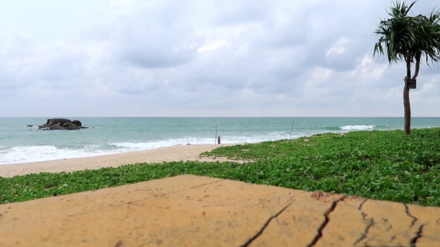 美丽平静的海洋，泡沫波浪冲击着异国情调的沙滩视频素材