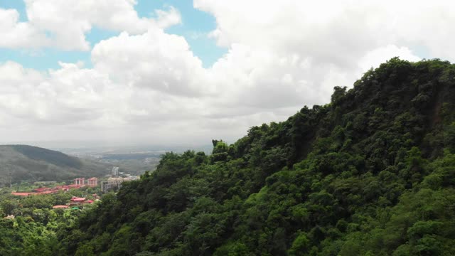 从穆索里公路鸟瞰德拉敦市，云层在城市上空移动，4K视频素材