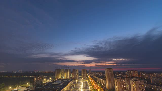 美丽的夜空在城市上空流动着灯光。时间流逝视频素材