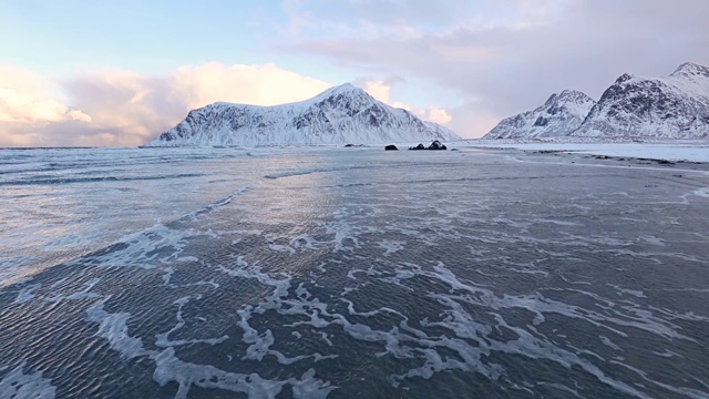 挪威冬季海滩上的海浪视频素材