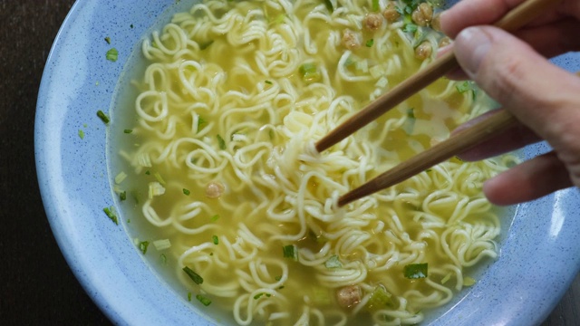 用筷子近距离吃速食蛋面，速食理念视频素材