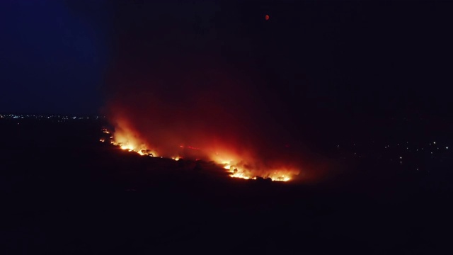 森林大火的火焰，夜间鸟瞰图。旱季发生自然野火视频素材