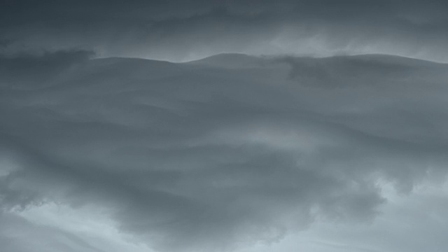 雨云在天空中流动。时间流逝视频素材