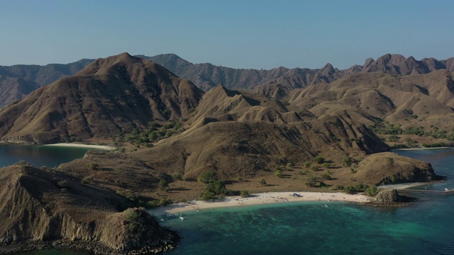 鸟瞰图的粉色海滩与山的背景。位于印度尼西亚东努沙登加拉科莫多国家公园的海滩和岛屿，科莫多岛。视频素材