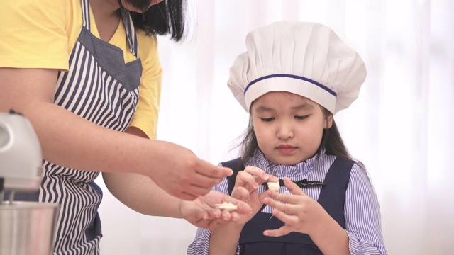 小女孩在家帮妈妈做饭视频素材