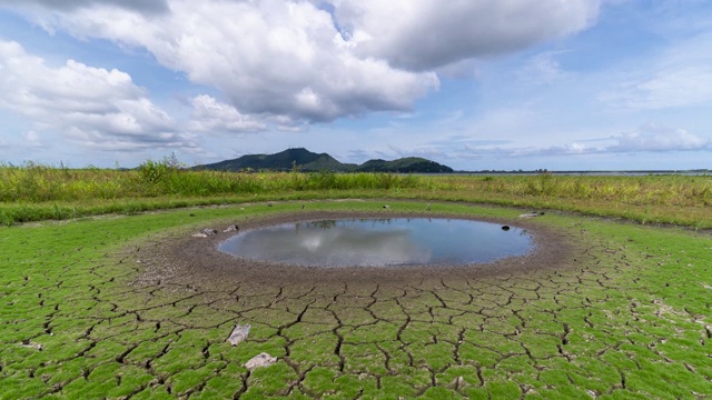 气候变化和全球变暖，湖泊和河流的水都因热的影响而干涸消失。视频素材