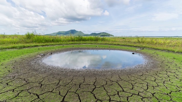 气候变化和全球变暖，湖泊和河流的水都因热的影响而干涸消失。视频素材