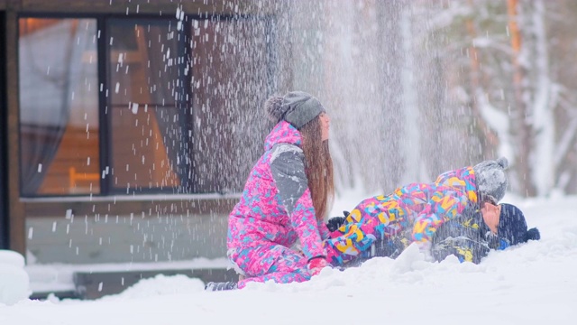 快乐的一家人带着小女儿在雪堆里玩耍视频素材