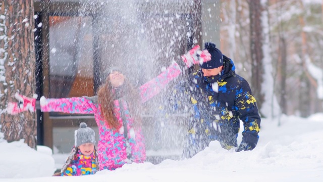 女孩和爸爸妈妈在森林里玩雪视频素材