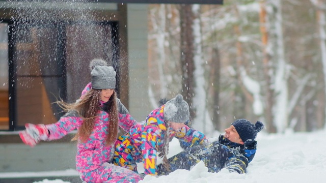 快乐的女孩和爸爸妈妈在森林里玩雪视频素材