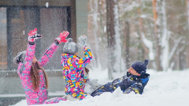 可爱的女孩和爸爸妈妈在森林里玩雪视频素材