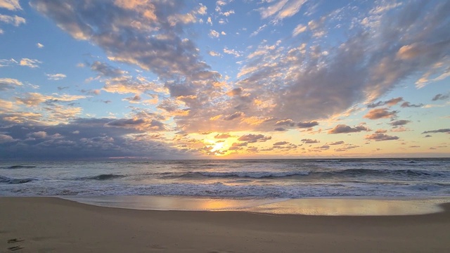 美丽的视频剪辑一个多云的日落在海洋海滩视频素材