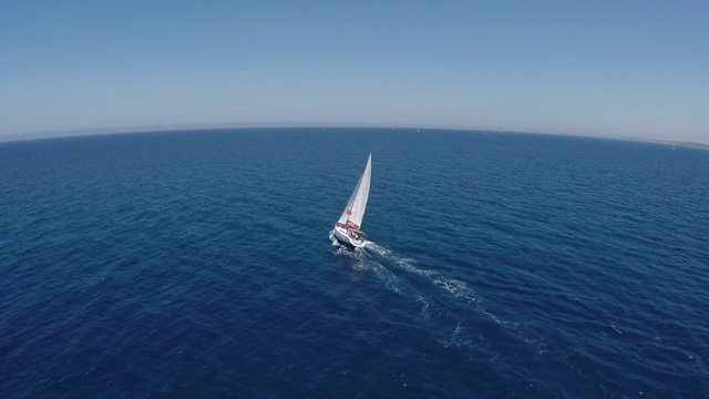 鸟瞰图，游艇沿着地中海海岸航行，在宁静、阳光明媚的蓝色海面上，视频素材