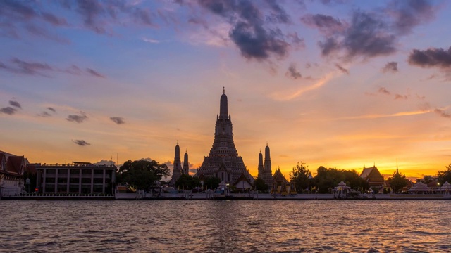 Wat Arun的时间流逝，著名的地标为佛寺在曼谷市，首都和著名的城市旅游和美丽的日落时间和船运输视频素材