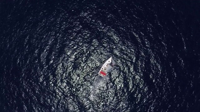 鸟瞰图，游艇沿着地中海海岸航行，在宁静、阳光明媚的蓝色海面上，视频素材