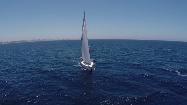 鸟瞰图，游艇沿着地中海海岸航行，在宁静、阳光明媚的蓝色海面上，视频素材