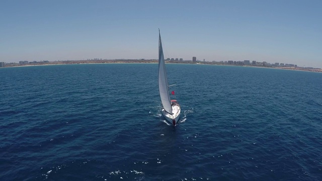 鸟瞰图，游艇沿着地中海海岸航行，在宁静、阳光明媚的蓝色海面上，视频素材