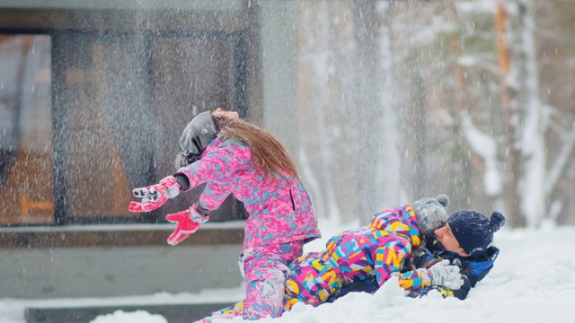 女孩和爸爸妈妈在森林里玩雪视频素材