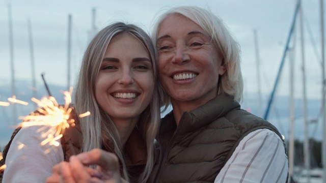 《码头上的两个女人视频素材