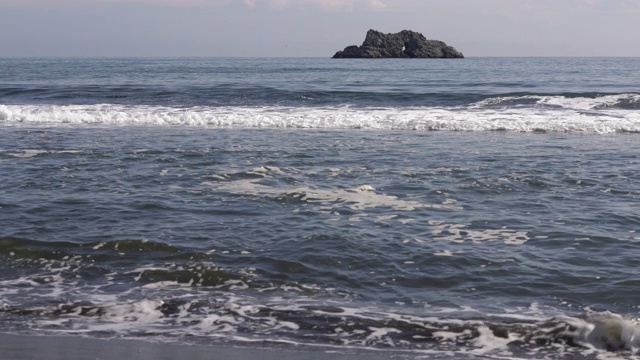 美丽的海景，海浪在太平洋和岩石岛在地平线上视频素材