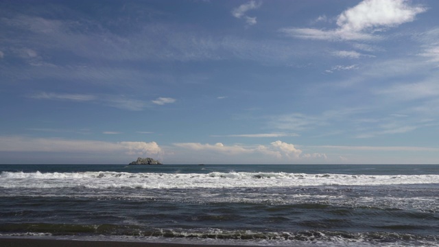 美丽的海景，太平洋的浪花。阳光明媚、蓝天白云的热门旅游目的地视频素材