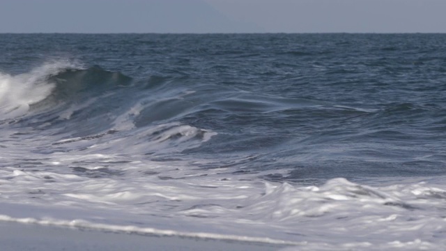 令人惊异的蓝色海浪撞击太平洋。美丽的水背景景观在暴风雨的天气视频素材