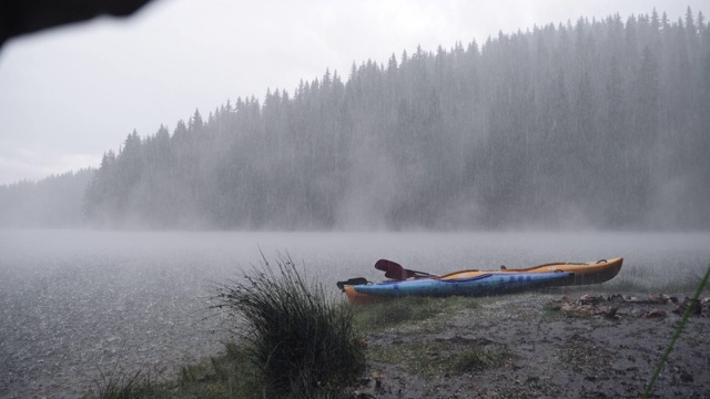 野外露营，山区大雨。视频素材