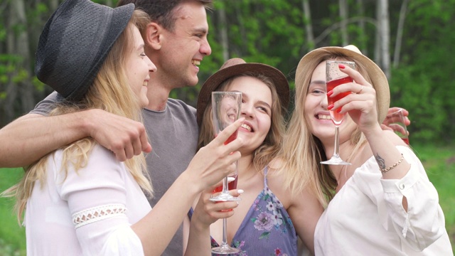 最好的朋友拥抱跳舞喝葡萄酒夏天户外聚会野餐。女孩跳舞玩得开心。友谊的拥抱。美好的一天。户外休闲活动生活方式。节日快乐。乡村度假。视频素材