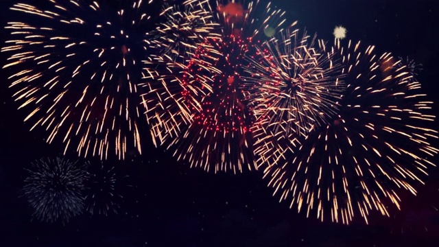 烟花在天空中点亮排灯节的幸福。鞭炮爆炸循环背景。视频素材