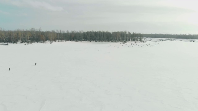 冻结的河面上覆盖着厚厚的积雪和冰层视频素材