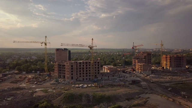 建筑工地鸟瞰图与建筑起重机和高层公寓在一个城市。视频素材