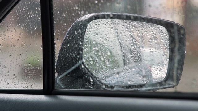 雨点落在汽车挡风玻璃上。视频素材