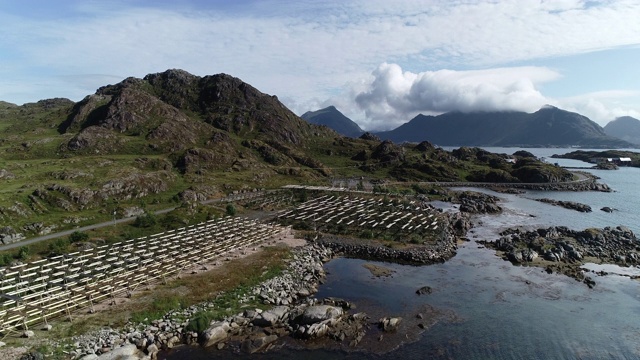 罗浮敦群岛巴尔斯塔德附近的空中景观，鳕鱼晾在架子上视频素材